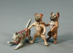 Статуэтка "Мопсы с кошкой на поводке"